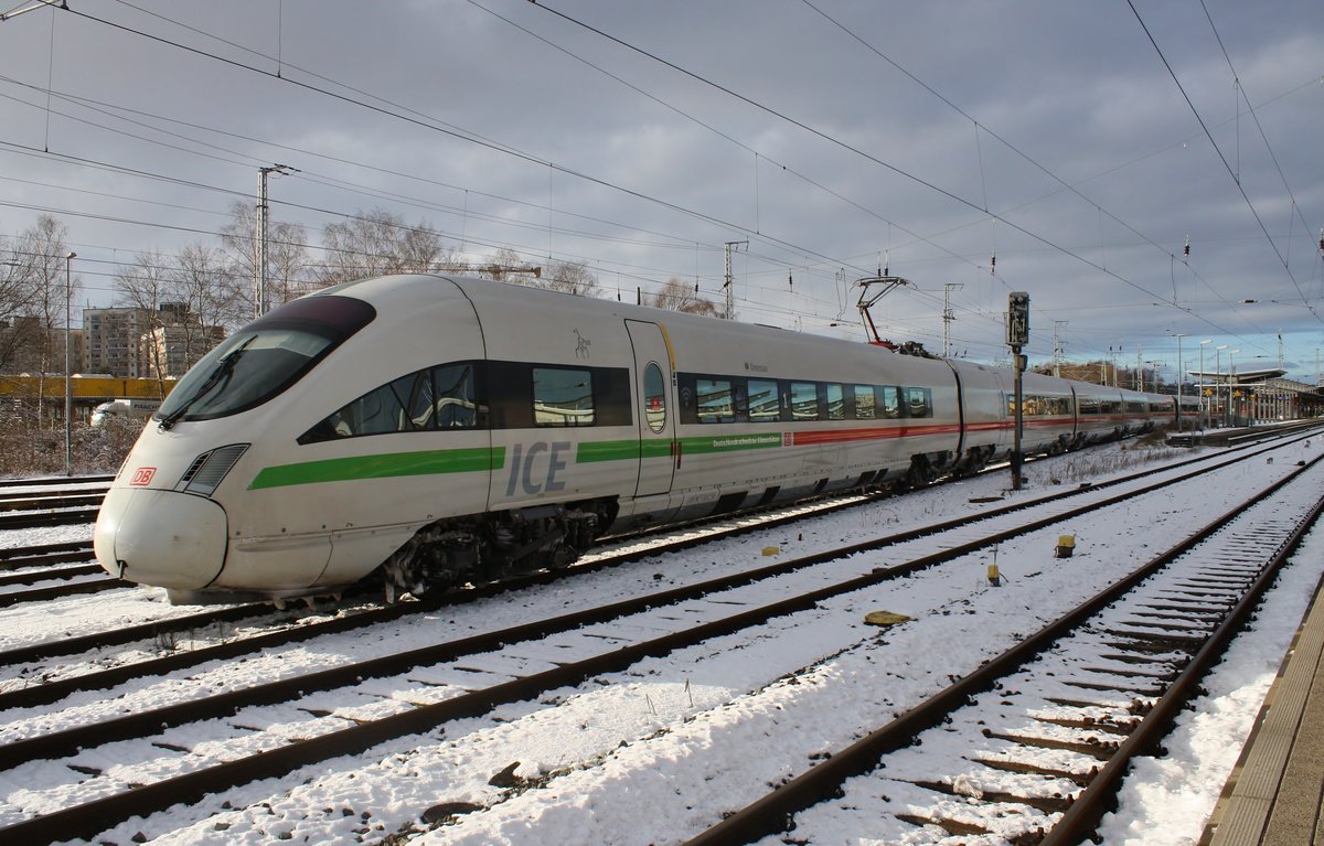 411 053-2  Ilmenau  erreicht am 30.01.2021 als ICE1675 von Stralsund Hauptbahnhof nach Frankfurt(Main) Hauptbahnhof den Rostocker Hauptbahnhof.