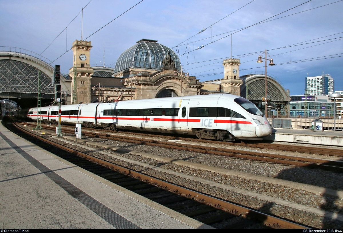 411 053-2 (Tz 1153  Ilmenau ) als ICE 1555 (Linie 50) von Frankfurt(Main)Hbf verlässt seinen Endbahnhof Dresden Hbf auf Gleis 3, um zur Abstellanlage in Dresden-Reick zu fahren.
[8.12.2018 | 11:44 Uhr]