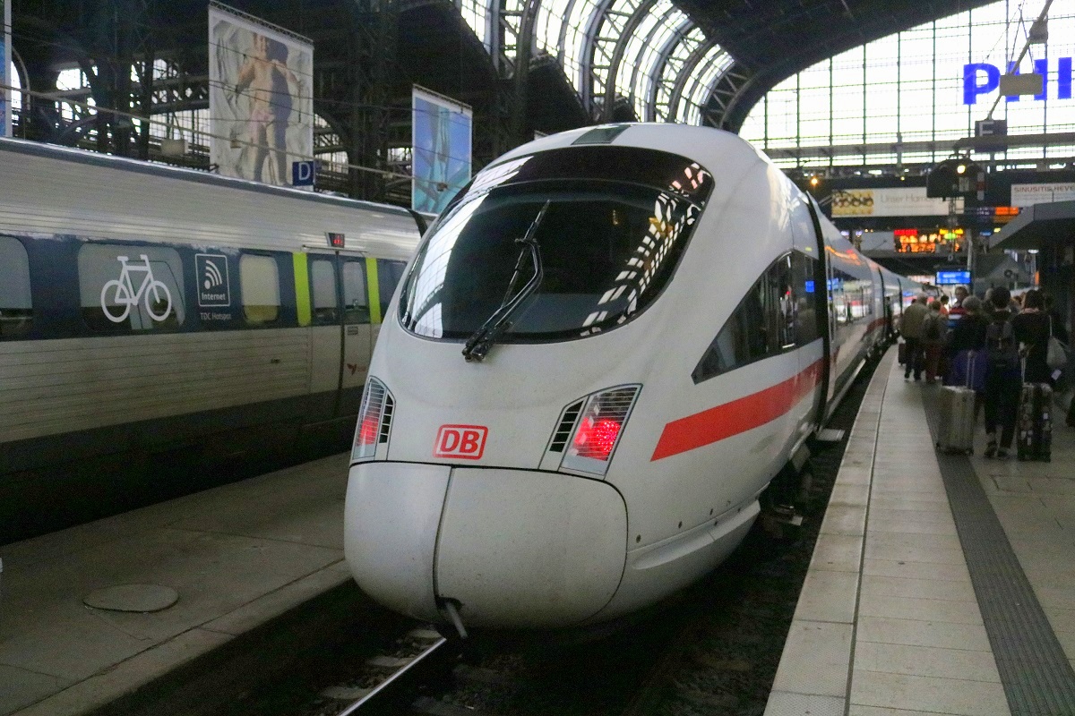411 053 (Tz 1153  Ilmenau ) als ICE 1515 (Linie 28) von Hamburg-Altona nach München Hbf steht in Hamburg Hbf bereit. [29.7.2017 - 14:42 Uhr]