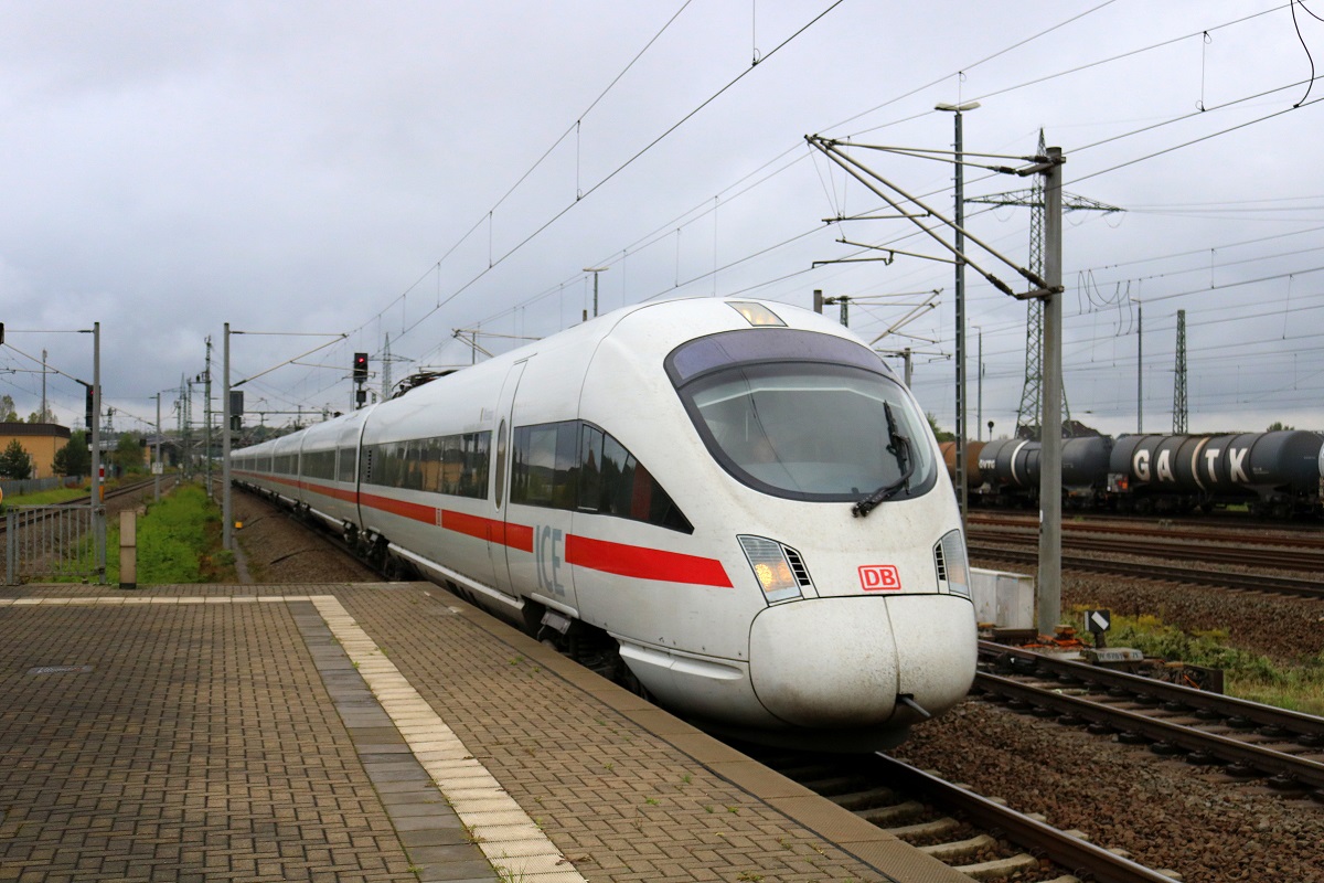 411 055-7 (Tz 1171  Oschatz ) als unbekannter ICE durchfährt den Bahnhof Bitterfeld auf Gleis 2 Richtung Berlin. [24.9.2017 | 16:09 Uhr]