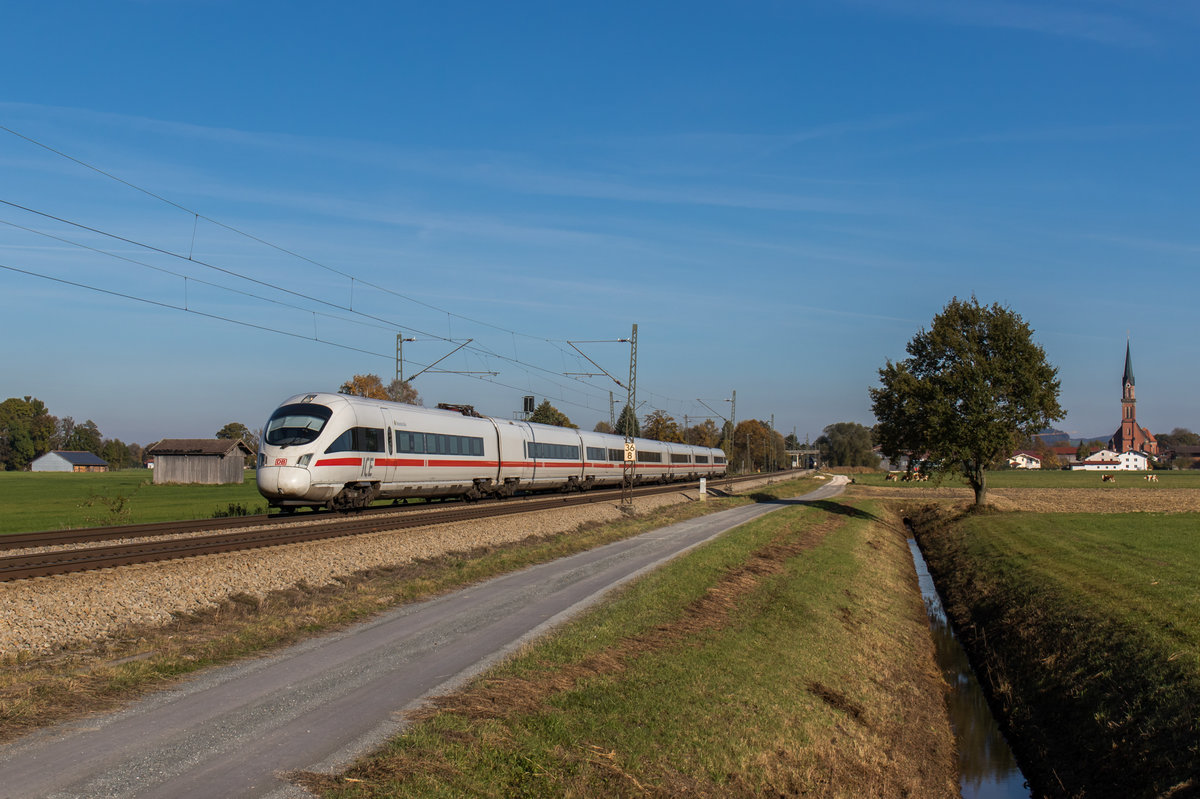 411 063, welcher umleitungsbedingt über die KBS 951 fährt, ist hier bei Übersee zu sehen, aufgenommen am 31. Oktober 2016.