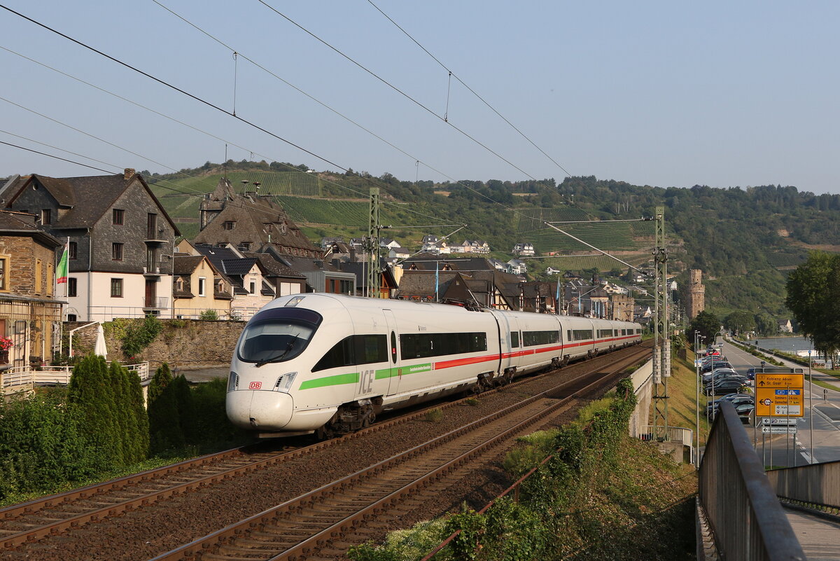 411 064  Rödental  am Morgen des 23. Juli 021 bei Oberwesel am Rhein.