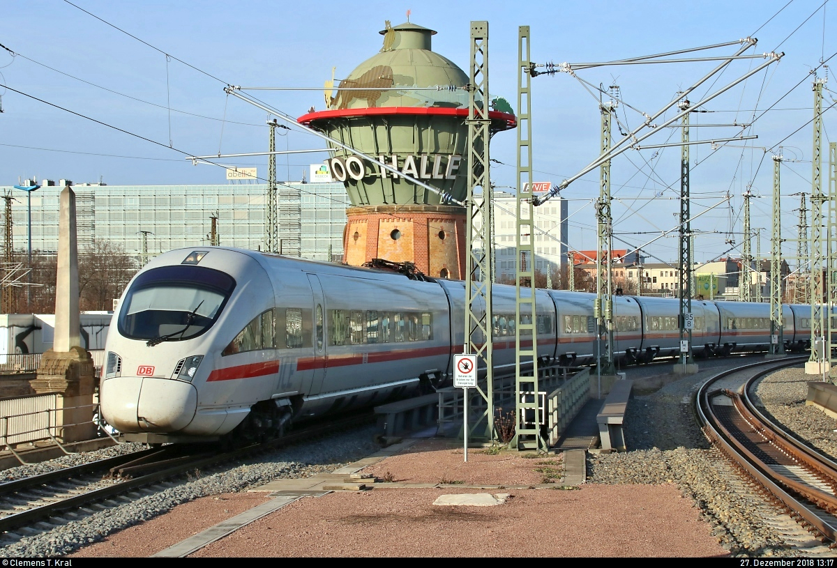 411 065/411 565 (Tz 1165  Bad Oeynhausen ) als ICE 1005 (Linie 29) von Berlin Gesundbrunnen nach München Hbf (Ersatz für ICE 3) erreicht Halle(Saale)Hbf auf Gleis 8 vor der Kulisse des Wasserturms.
[27.12.2018 | 13:17 Uhr]