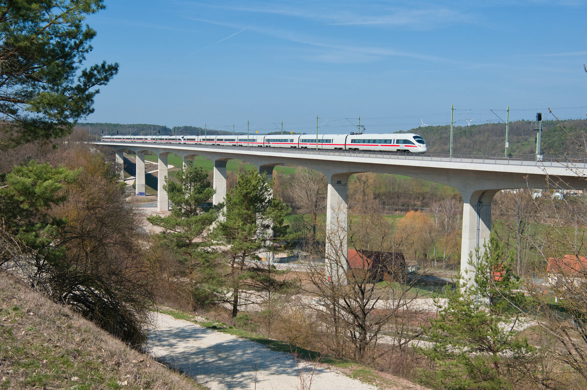 411 070  Prenzlau  und 411 030  Jena  als ICE 1221 von Dortmund Hbf nach München Hbf bei Emskirchen, 30.03.2019