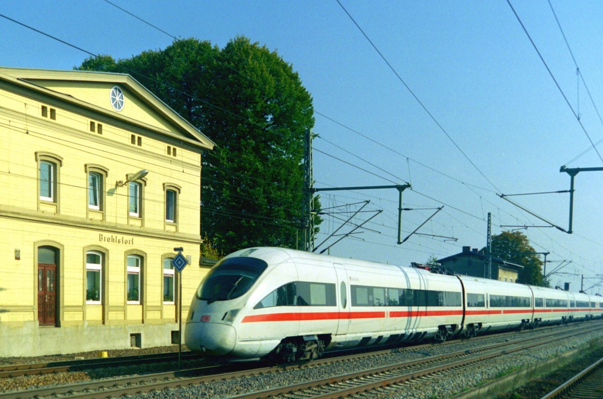 411 072 als ICE 1614 (Mnchen Hbf–Berlin–Hamburg-Altona) am 08.10.2005 in Brahlstorf