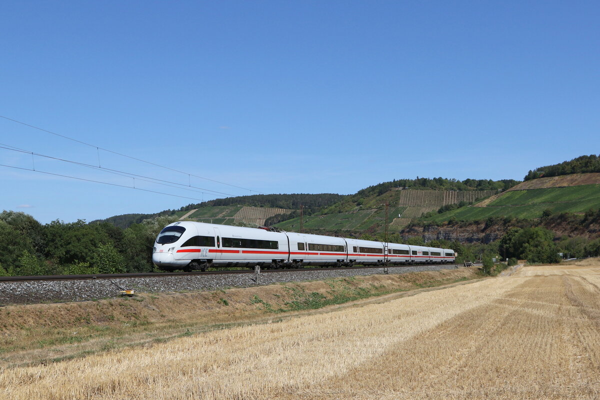 411 074  Hansestadt Warburg  auf den Weg nach Würzburg am 7. August 2022 bei Himmelstadt am Main.