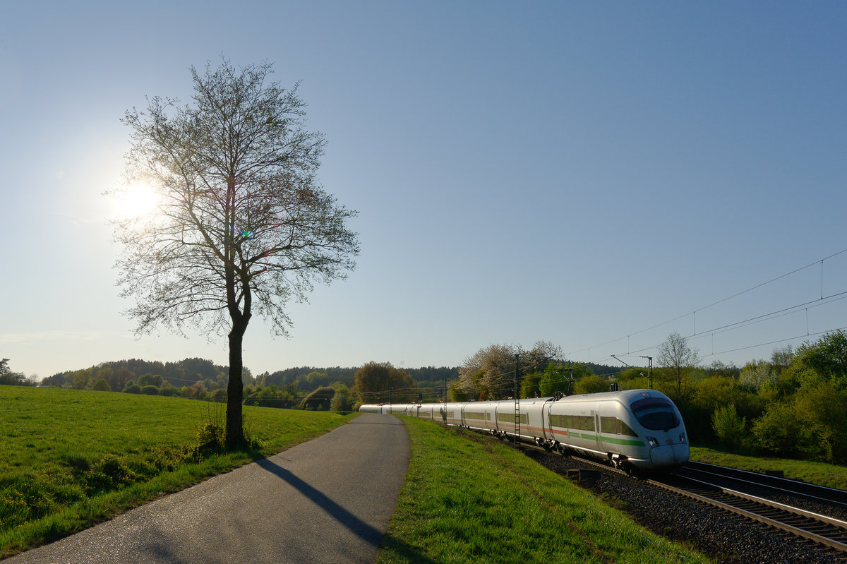 411 076  Coburg  als ICE (Dortmund Hbf - Wien Hbf) bei Postbauer-Heng, 20.04.2020