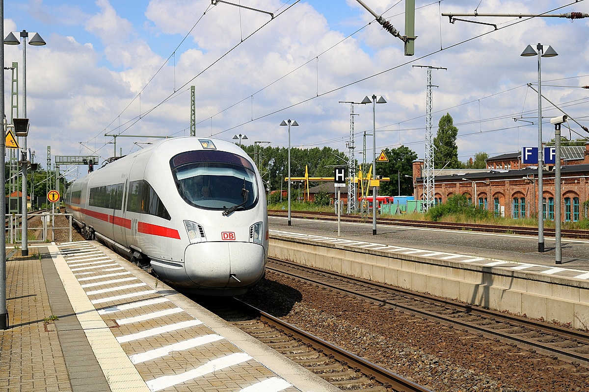 411 077 (Tz 1177  Rathenow ) als ICE 1613 (Linie 28) von Hamburg-Altona nach München Hbf durchfährt den Bahnhof Wittenberge auf der Bahnstrecke Berlin–Hamburg (KBS 204). [15.7.2017 - 14:43 Uhr]