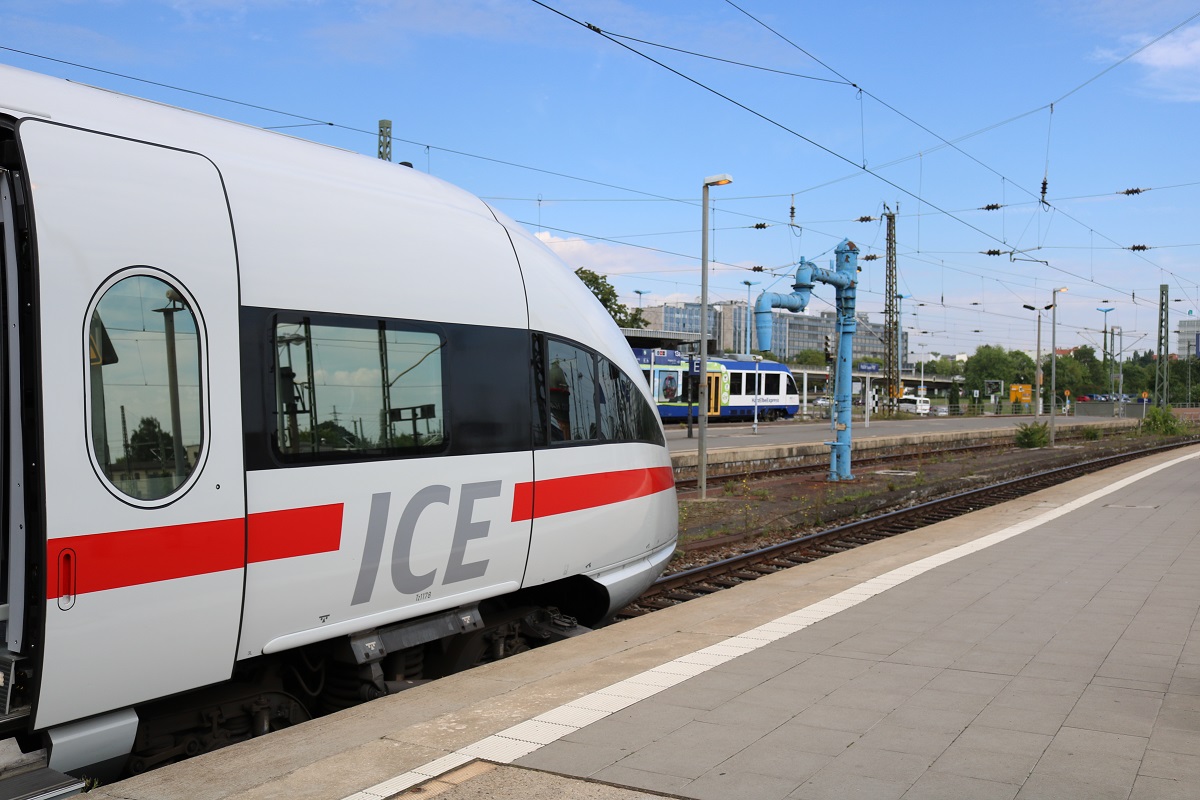 411 078 (Tz 1178  Ostseebad Warnemünde ) als ICE 1533 (Linie 15) von Darmstadt Hbf nach Berlin Hbf (tief) wartet in Halle(Saale)Hbf auf Abfahrt. Zu sehen ist der  Kopf  des ICE T mit Blick Richtung Gleis 1a, wo ein VT 648 von Transdev Sachsen-Anhalt als HEX80410 (RE4) nach Goslar seinen Startbahnhof verlässt. [14.7.2017 - 9:51 Uhr]