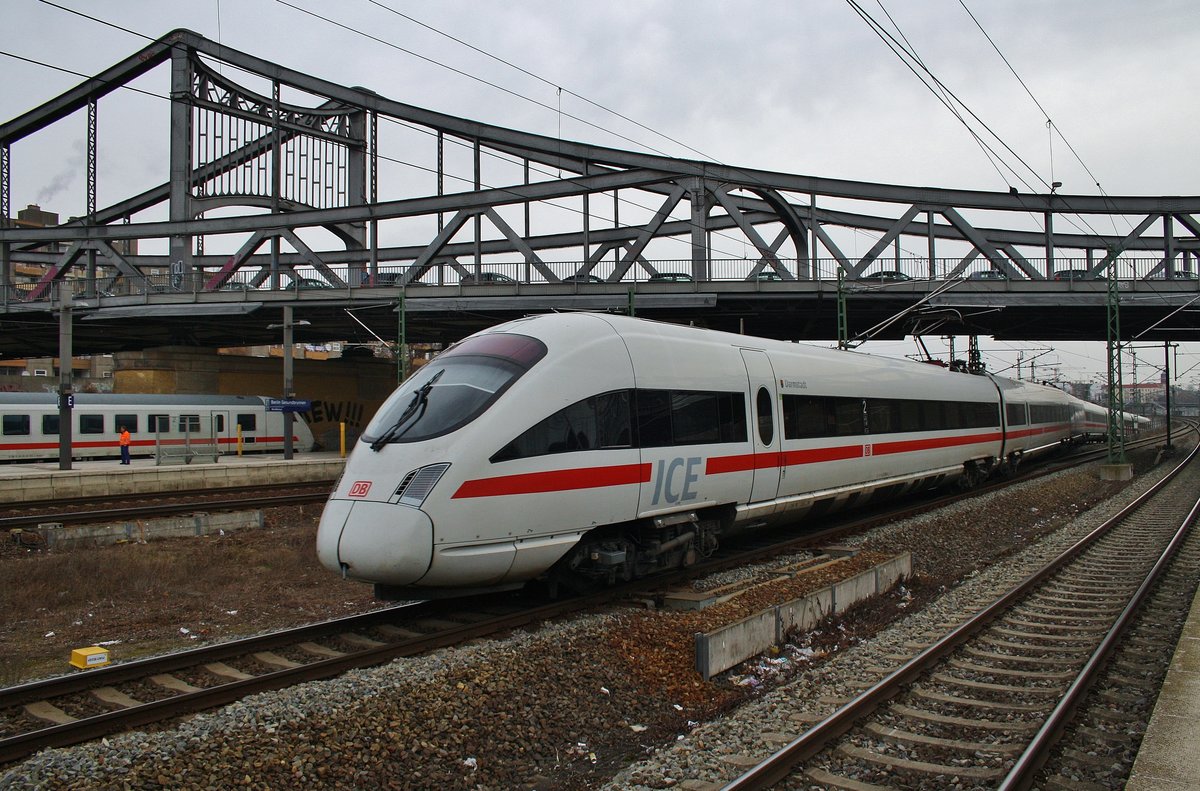 411 080-5  Darmstadt  kam am 11.3.2017 als ICE1716 von Leipzig Hauptbahnhof nach Berlin Gesundbrunnen. Soeben wird dieser Bahnhof in Richtung Rummelsburg verlassen.