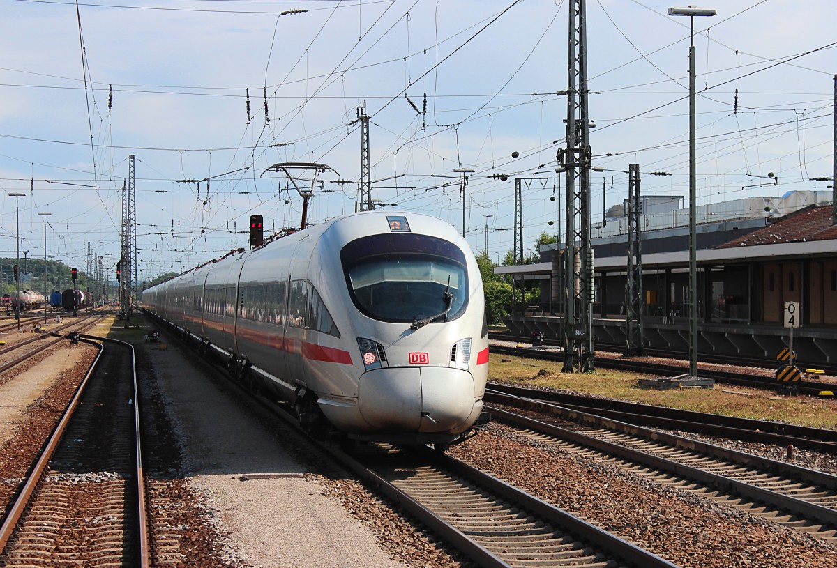 411 081-3  Horb am Neckar  und 411 057-3  Innsbruck  fahren am 25.06.2015 als ICE 1622/1602 in Ingolstadt Hauptbahnhof ein. Der vordere Zugteil, der 1622, fährt von München nach Dortmund und der hintere, der 1602, von München nach Berlin.