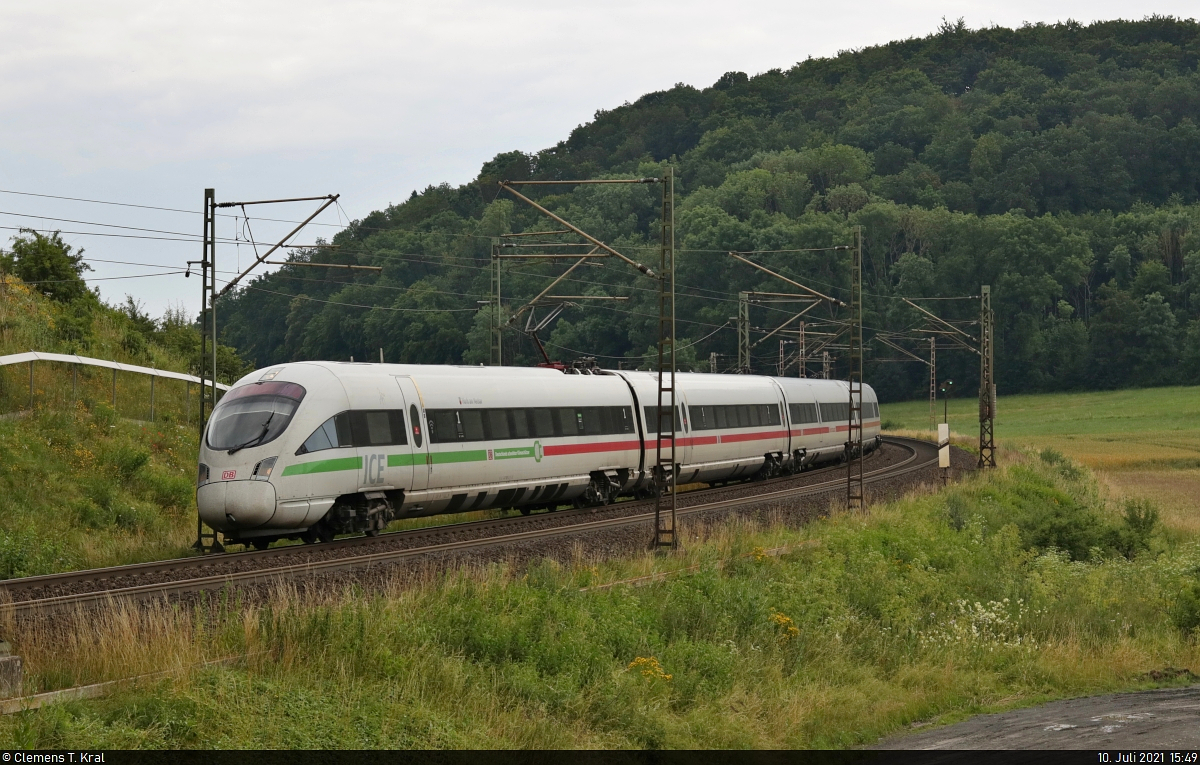 411 081-3 (Tz 1181  Horb am Neckar ) unterquert auf seinem Umweg Richtung Göttingen gleich die BAB 38 südlich von Friedland (Niedersachsen). Die Neigetechnik schien abgeschaltet zu sein.

🧰 DB Fernverkehr
🚝 ICE 1578 (Linie 26) Karlsruhe Hbf–Hamburg-Altona
🚩 Bahnstrecke Frankfurt–Göttingen (KBS 613)
🕓 10.7.2021 | 15:49 Uhr