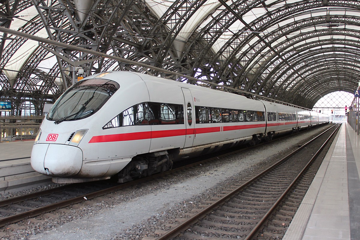 411 082-1  Mainz  und 415 024-9  Hansestadt Rostock  stehen am 15.02.2014 mit dem ICE 1548 nach Frankfurt(M) Flughafen Fernbf in Dresden Hbf. 