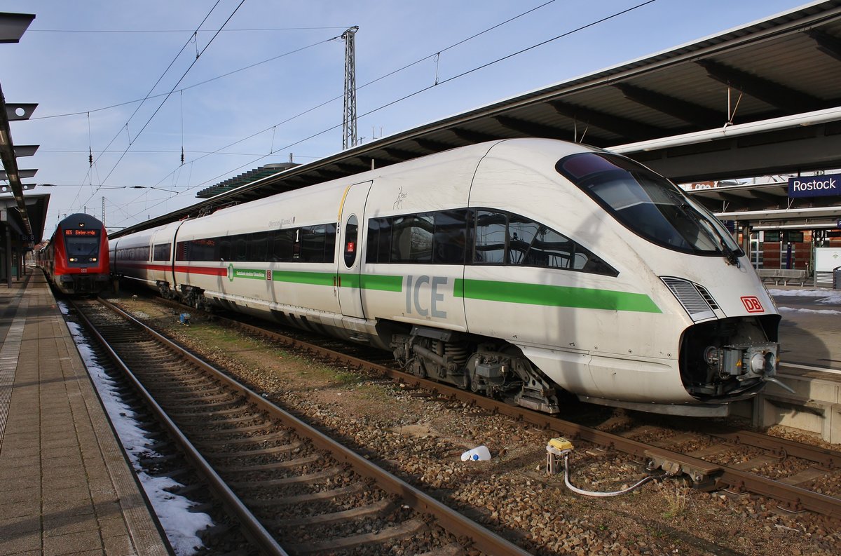 411 083-9  Oberursel (Taunus)  wird am 18.02.2021 als ICE52985 nach Hamburg Hauptbahnhof im Rostocker Hauptbahnhof bereitgestellt. 