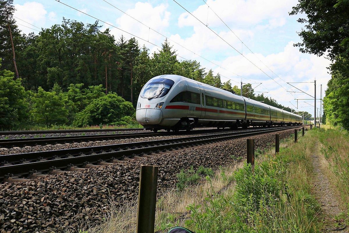 411 206-6 (Tz 1102  Neubrandenburg ) als ICE 1189 (Linie 25) von Hamburg-Altona nach München Hbf fährt in Radbruch auf der Bahnstrecke Hannover–Hamburg (KBS 110). [6.7.2017 | 13:45 Uhr]