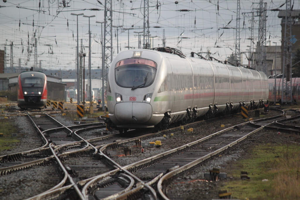 411 502(Neubrandenburg)als ICE 1676 von Kassel-Wilhelmshöhe nach Stralsund Hbf bei der Einfahrt im Rostocker Hbf links nährte sich still und heimlich eine DB-Regio Brüllmücke.27.12.2019