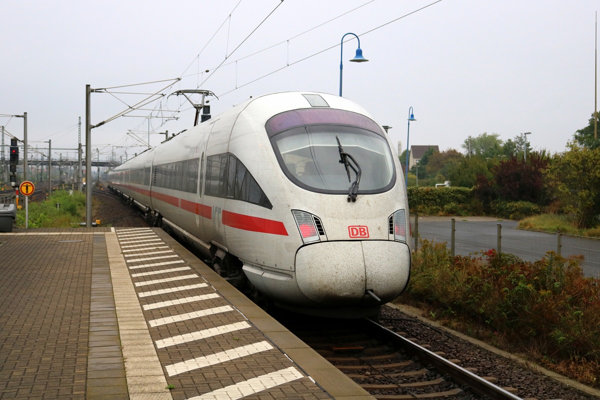 411 504-4 (Tz 1104  Erfurt ) als ICE 1626 (Linie 28) von Eisenach nach Hamburg-Altona verlässt den Bahnhof Bitterfeld auf Gleis 1. [24.9.2017 - 9:35 Uhr]