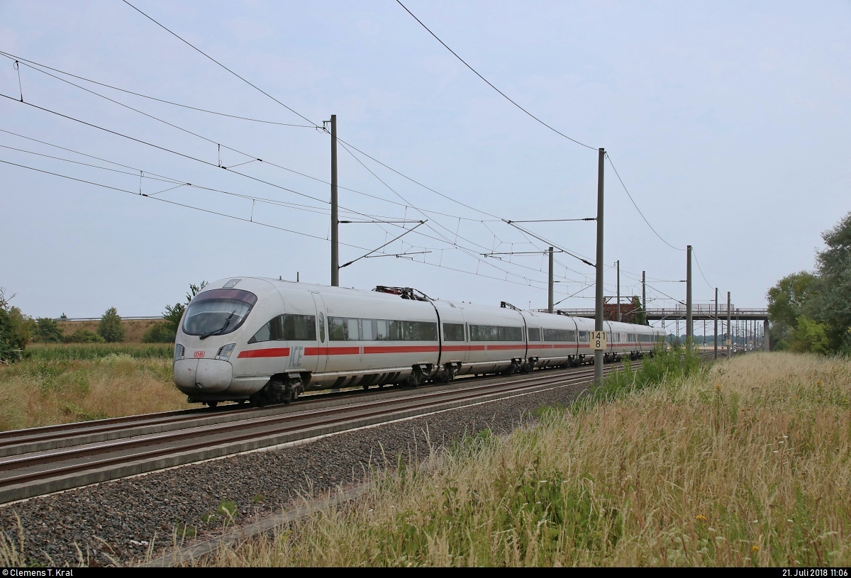 411 504 (Tz 1104  Erfurt ) als ICE 1723 (Linie 29) von Berlin Gesundbrunnen nach München Hbf fährt in Brehna auf der Bahnstrecke Berlin–Halle (KBS 250).
[21.7.2018 | 11:06 Uhr]