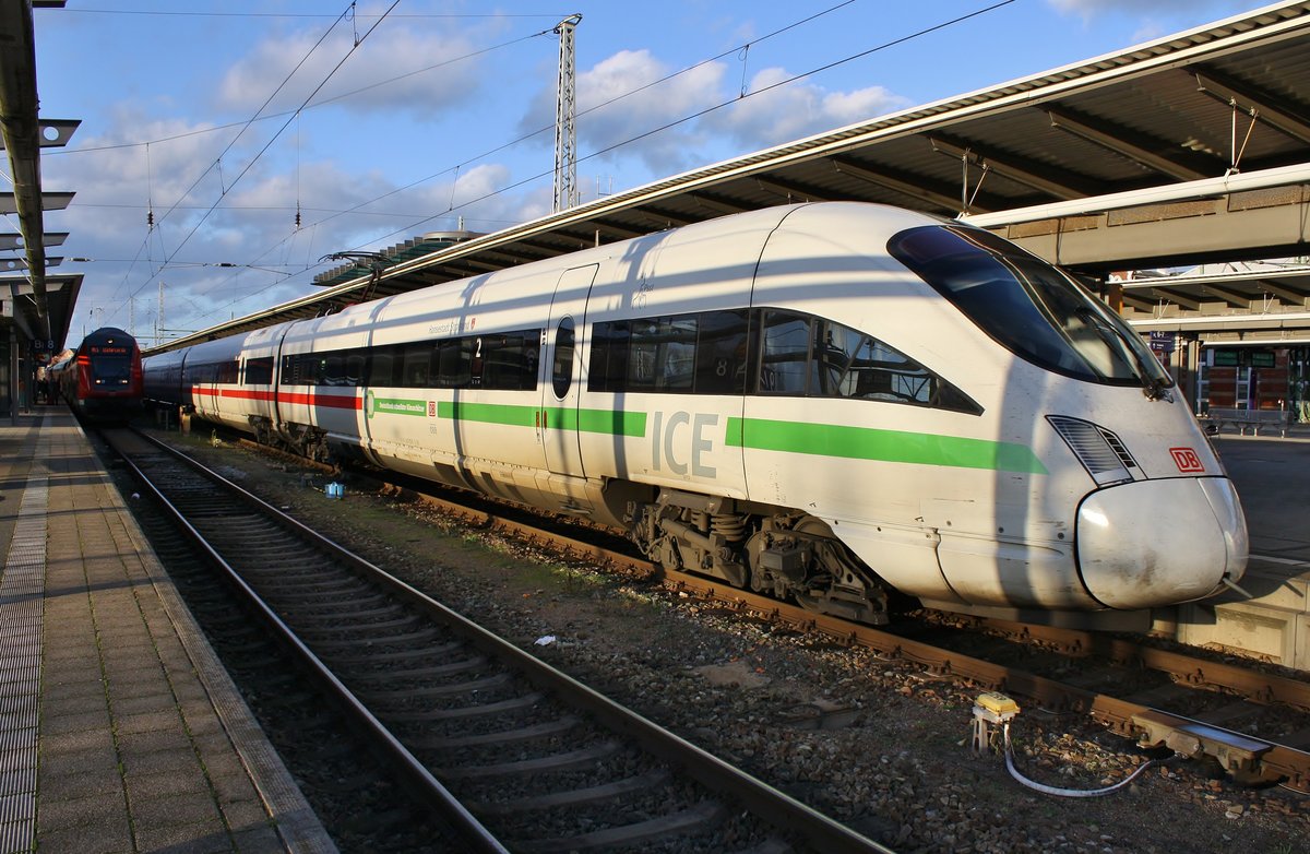 411 513-5  Hansestadt Stralsund  fährt am 15.12.2019 als ICE1675 von Ostseebad Binz nach Frankfurt(Main) Hauptbahnhof in den Rostocker Hauptbahnhof ein.