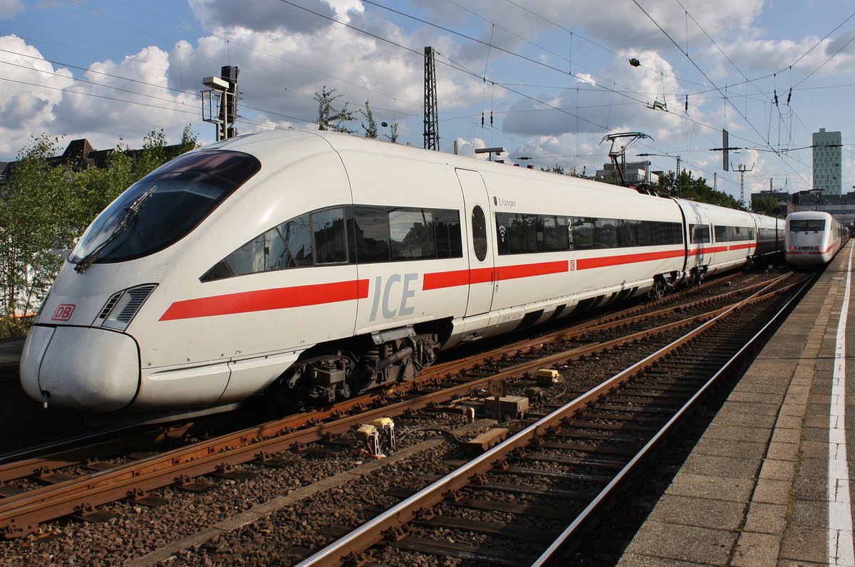 411 517-6  Erlangen  und 411 529-1  Kiel  werden am 2.9.2017 als ICE1717 nach Eisenach in Hamburg-Altona bereitgestellt.