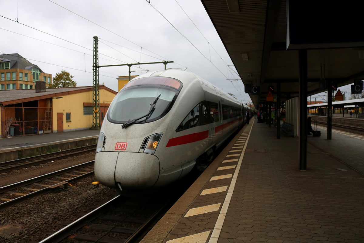 411 517 (Tz 1117  Erlangen ) als ICE 1652 (Linie 50.1) von Leipzig Hbf nach Wiesbaden Hbf über Kassel-Wilhelmshöhe steht im Bahnhof Fulda auf Gleis 3 und wartet auf Abfahrt. [22.10.2017 | 11:50 Uhr]