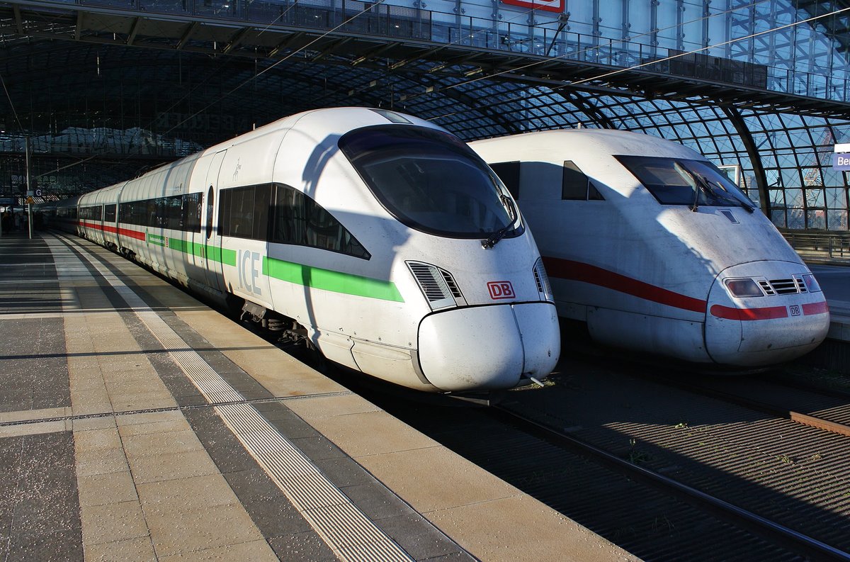 411 526-7  Leipzig  trifft am 02.01.2020 als ICE1590 von Frankfurt(Main) Flughafen Fernbahnhof nach Berlin Ostbahnhof im Berliner Hauptbahnhof auf 401 085-6  Freilassing  als ICE373 von Berlin Ostbahnhof nach Interlaken Ost.