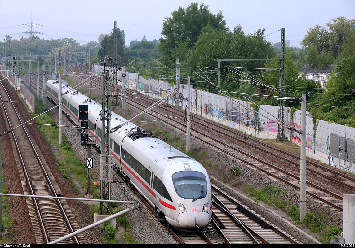 411 527 (Tz 1127  Weimar ) als ICE 1531  Arkona  (Linie 15) von Eisenach nach Stralsund Hbf passiert den Abzweig Thüringen (At).
Aufgenommen von der Brücke Dieselstraße in Halle (Saale).
[19.5.2018 | 7:39 Uhr]