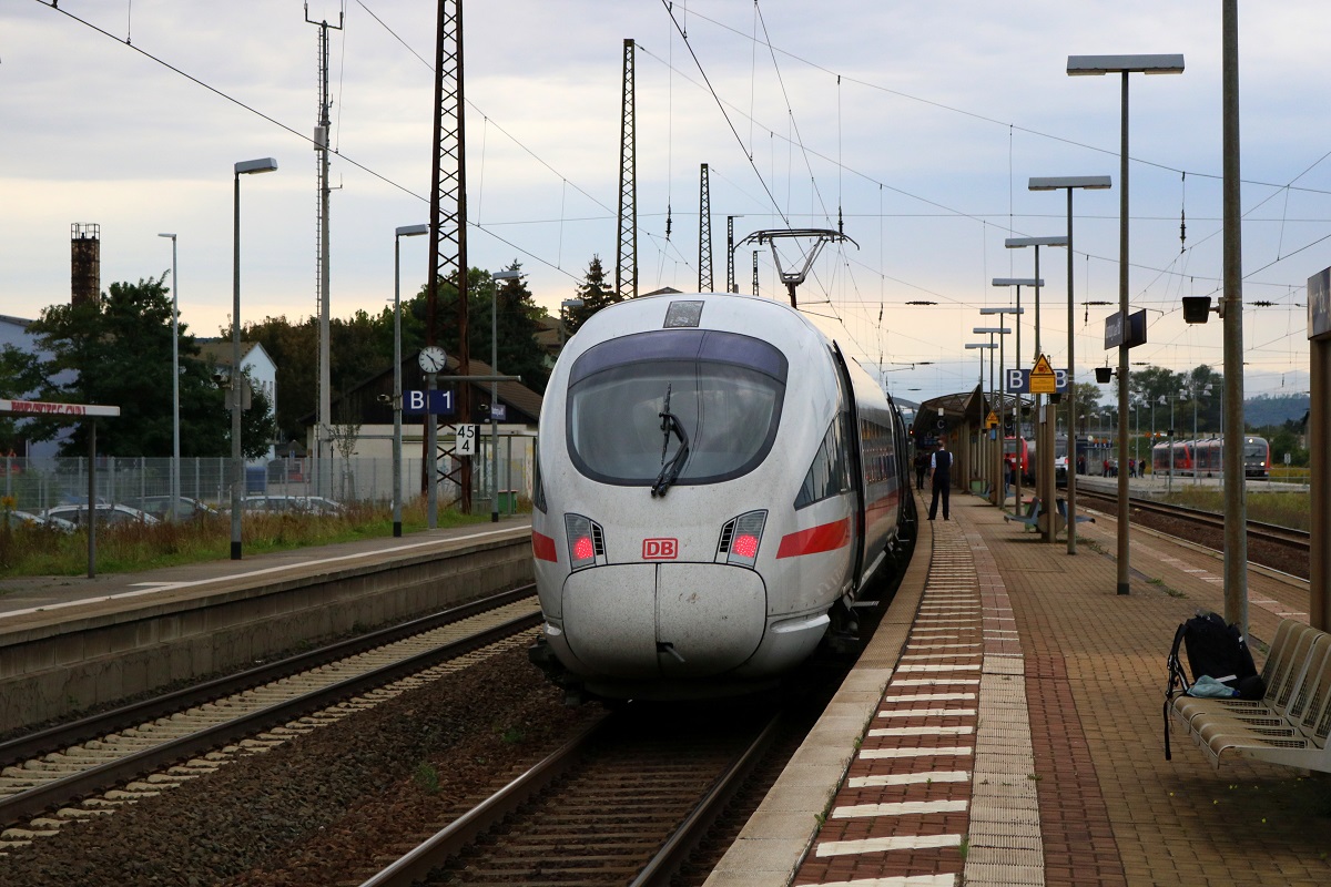 411 528 (Tz 1128  Reutlingen ) und 415 524 (Tz 1524  Hansestadt Rostock ) als ICE 1207  Karwendel  (Linie 28) von Hamburg-Altona nach Mittenwald stehen in Naumburg(Saale)Hbf auf Gleis 2. [9.9.2017 - 10:29 Uhr]