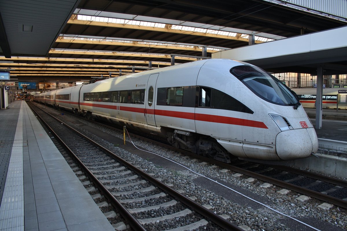 411 552-3  Travemünde  steht am 15.8.2017 als ICE1512 von München Hauptbahnhof nach Ostseebad Binz im Startbahnhof bereit.