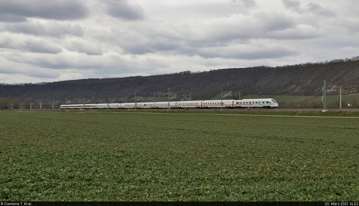 411 553-1 (Tz 1153  Ilmenau ) und 415 003-3 (Tz 1503  Altenbeken ) als Umleiter unterwegs in Schulpforte.

🧰 DB Fernverkehr
🚝 ICE 1559 (Linie 50) Wiesbaden Hbf–Leipzig Hbf
🚩 Bahnstrecke Halle–Bebra (KBS 580)
🕓 20.3.2021 | 14:23 Uhr