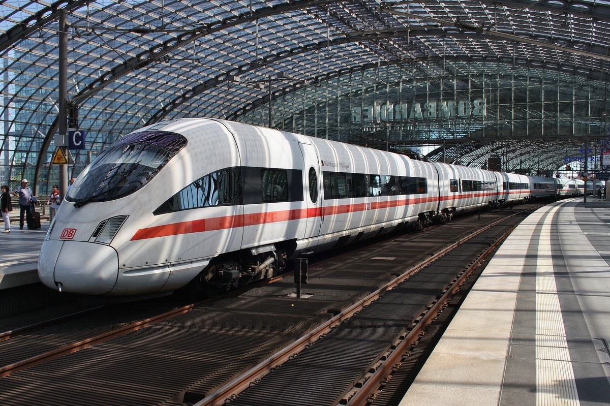 411 555-6  Mühlhausen/Thüringen  wartet am 28.5.2017 als ICE2582 von Berlin Ostbahnhof nach	Hamburg-Altona im Berliner Hauptbahnhof auf Abfahrt.