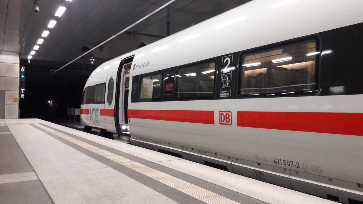 411 557-2 steht am 02.09.2018 mit dem ICE1606 (München Hbf -> Hamburg-Altona) im Berliner Hbf bereit.