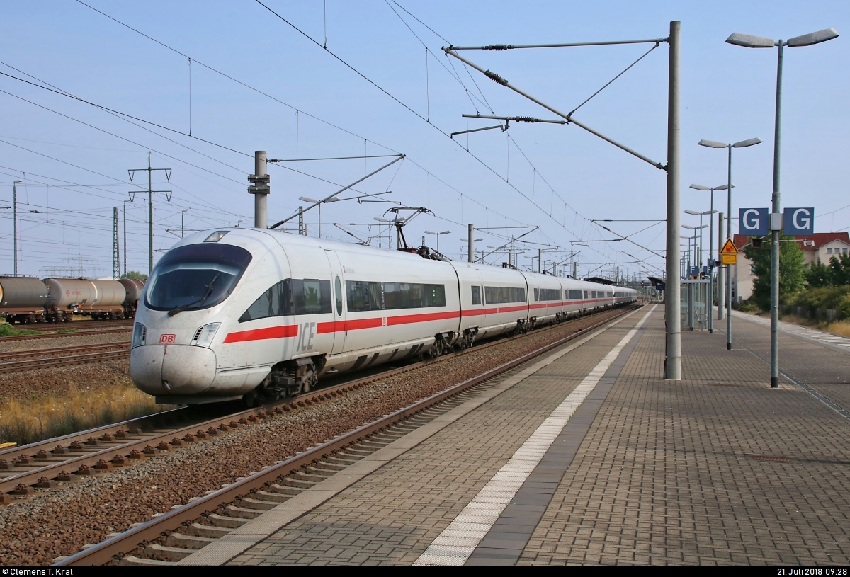 411 557 (Tz 1157  Innsbruck ) und 411 027 (Tz 1127  Weimar ) als ICE 1507  Werdenfelser Land  (Linie 28) von Hamburg-Altona nach Garmisch-Partenkirchen durchfahren den Bahnhof Bitterfeld auf Gleis 3.
[21.7.2018 | 9:28 Uhr]