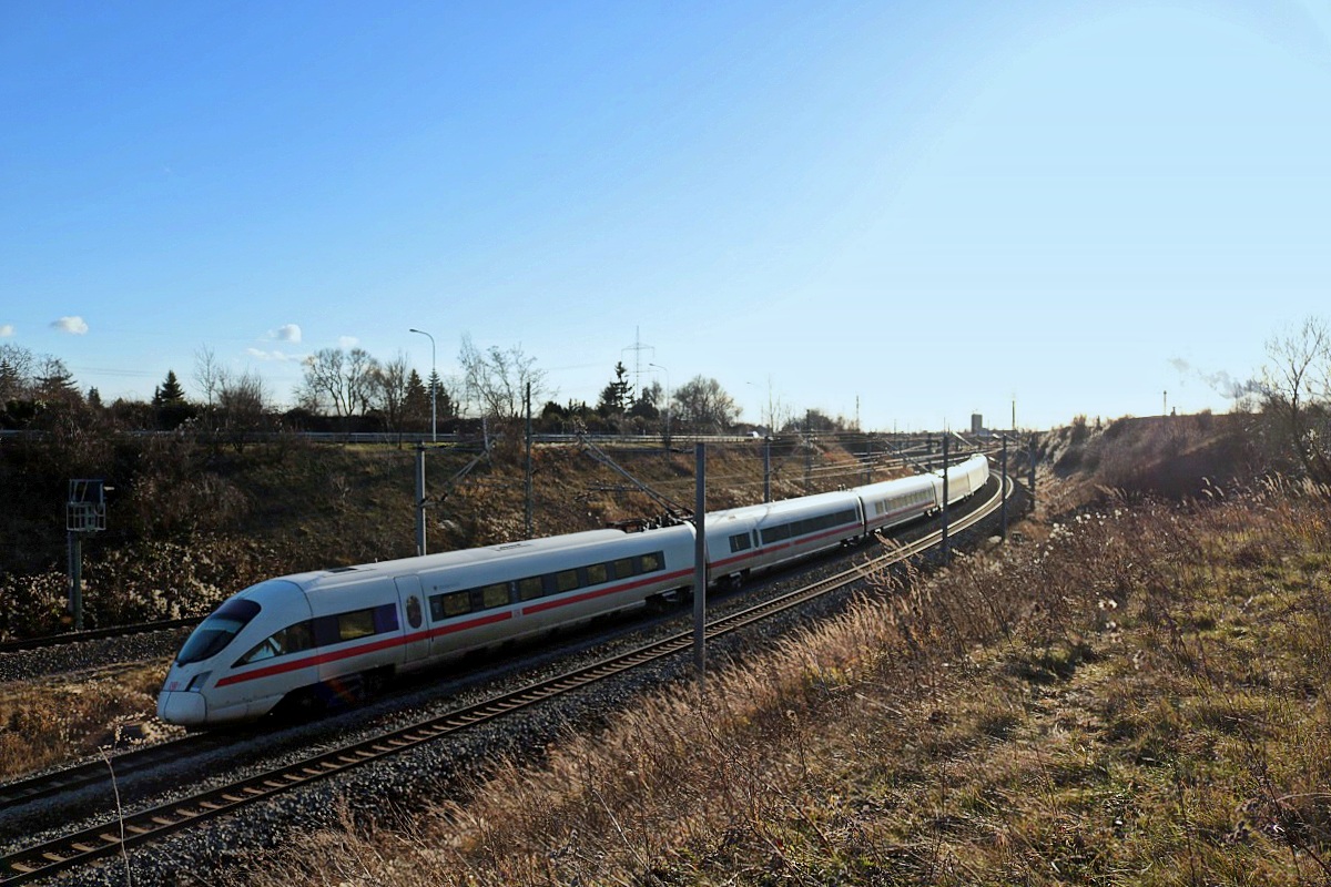 411 561 (Tz 1161  Andernach ) als ICE 1537 (Linie 15) von Frankfurt(Main)Hbf nach Berlin Gesundbrunnen fährt in Halle (Saale), Kasseler Straße, auf der Bahnstrecke Halle–Bebra (KBS 580). [29.12.2017 | 13:43 Uhr]