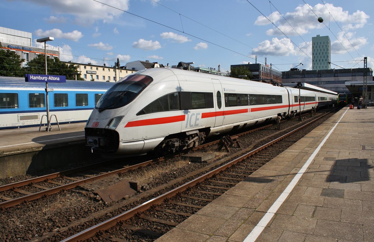411 565-5  Bad Oeynhausen  steht am 2.9.2017 als ICE1517 nach München Hauptbahnhof in Hamburg-Altona bereit.