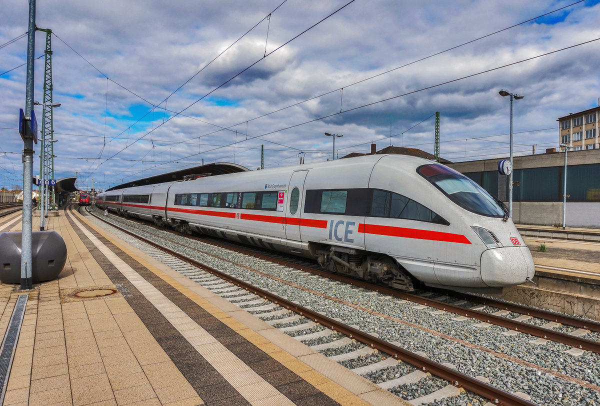 411 565-5 fährt als ICE 1511 (Hamburg Altona - Berlin Hbf (tief) - Nürnberg Hbf - Ingolstadt Hbf - München Hbf.) aus dem Bahnhof Lichtenfels aus.
Aufgenommen am 11.4.2017.