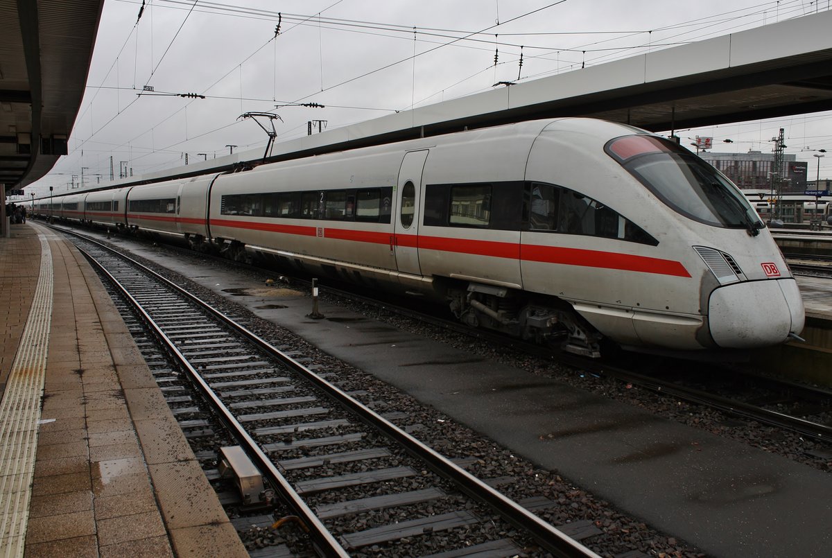 411 575-4  Villingen-Schwenningen  steht am 28.12.2017 als ICE1505 von Berlin Hauptbahnhof (tief) nach München Hauptbahnhof im Nürnberger Hauptbahnhof. 