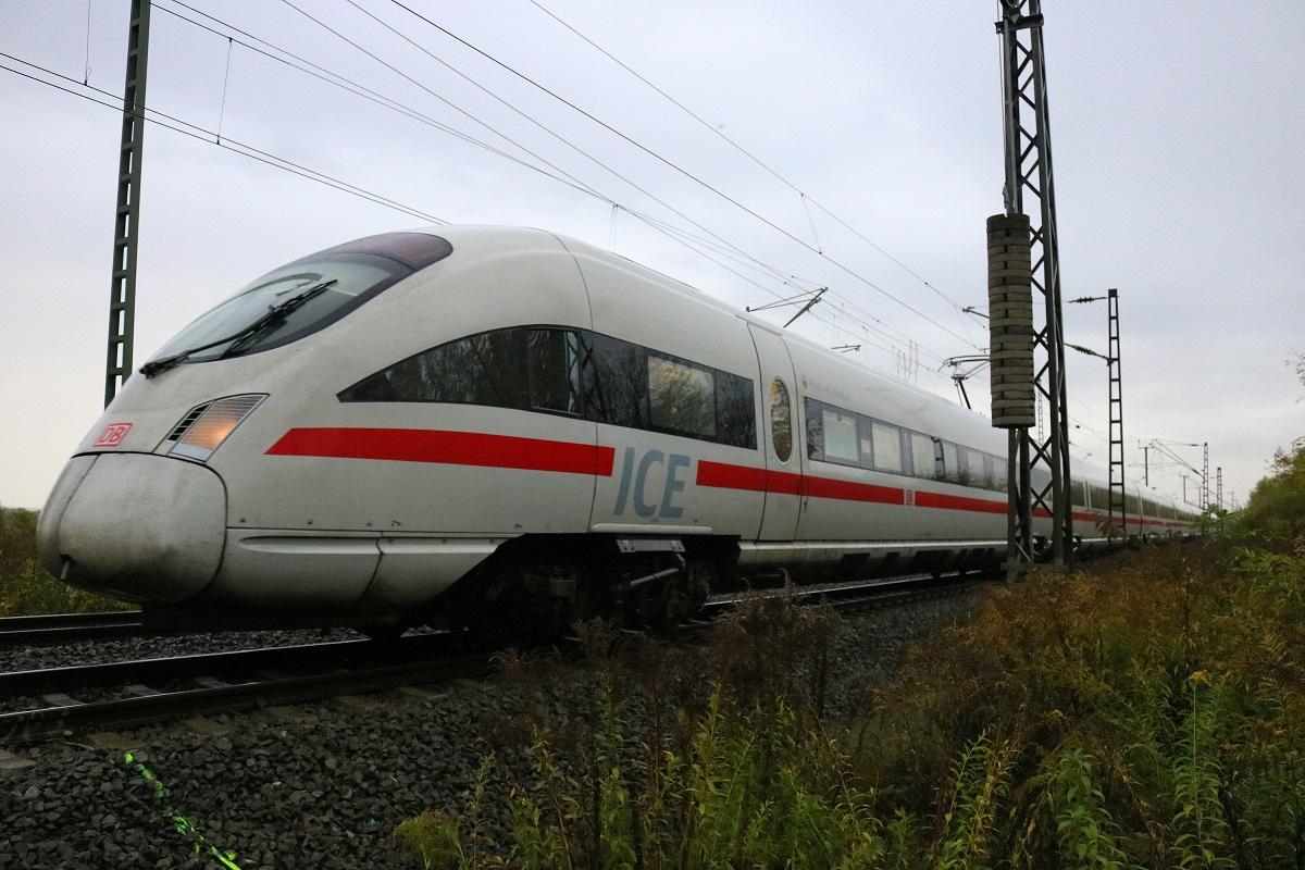 411 581 (Tz 1181  Horb am Neckar ) und 415 020 (Tz 1520  Gotha ) als umgeleiteter ICE 1594 (Linie 50.1) von Leipzig Hbf nach Wiesbaden Hbf über Kassel-Wilhelmshöhe fahren bei Dauerregen in Angersdorf (Saaleaue) auf der Bahnstrecke Halle–Hann. Münden (KBS 590). [21.10.2017 | 17:01 Uhr]