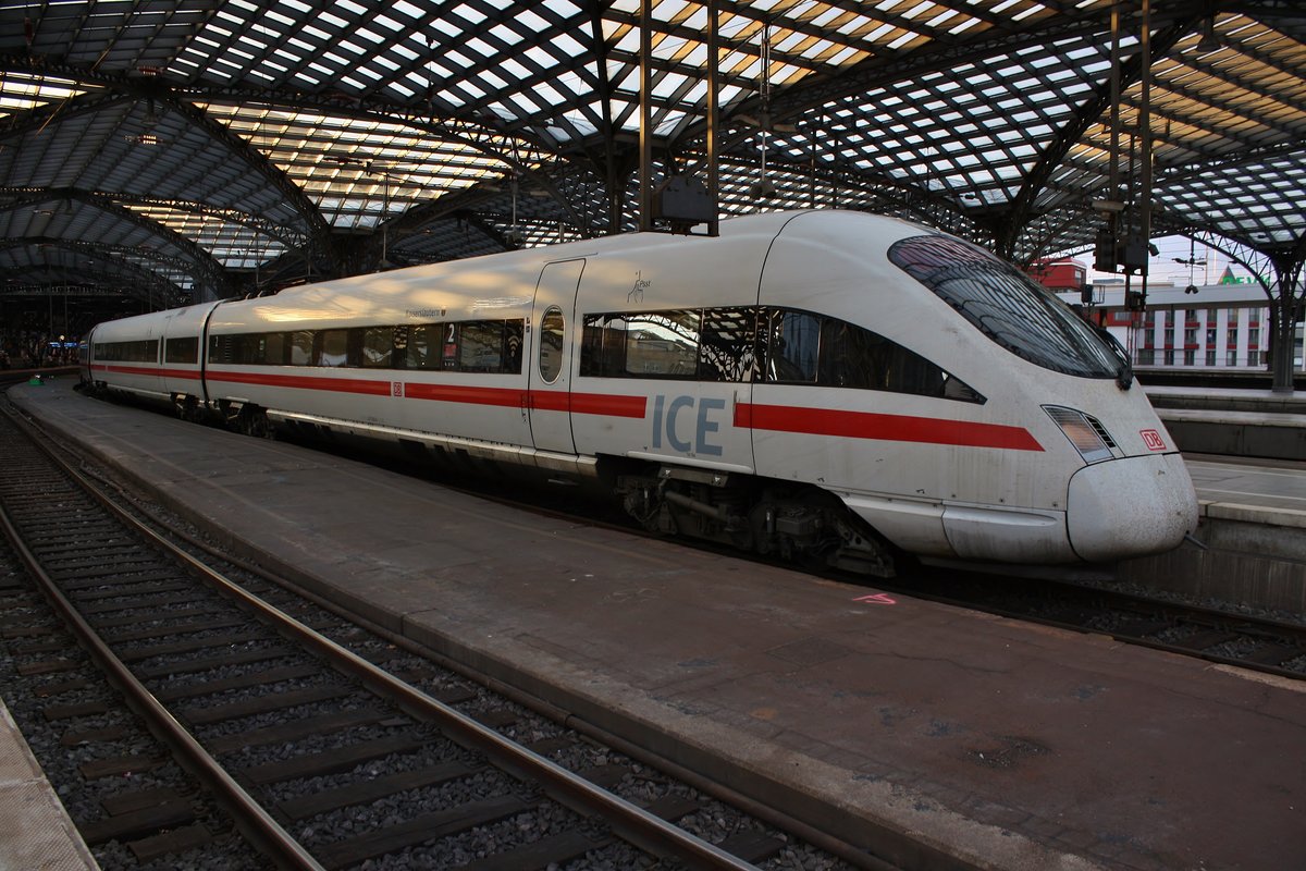 411 584-6  Kaiserslautern  steht am 25.05.2019 als ICE26 von Wien Hauptbahnhof nach Dortmund Hauptbahnhof im Kölner Hauptbahnhof.