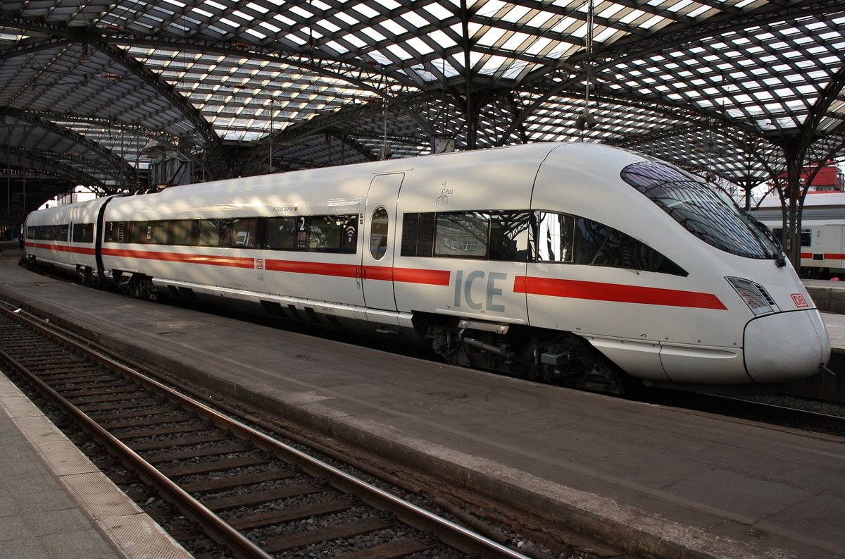 411 584-6  Kaiserslautern  steht am 26.05.2019 als ICE26 von Wien Hauptbahnhof nach Dortmund Hauptbahnhof im Kölner Hauptbahnhof.
