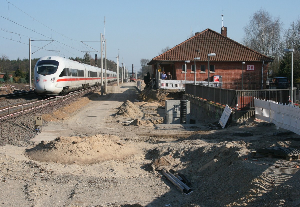 411 xxx als ICE 1181 (Hamburg-Altona–Mnchen Hbf) am 22.03.2012 in Radbruch, aufgenommen vom Zugang zum provisorischen Bahnsteig. Das Bahnhofsgebude wich 2014 dem dritten Gleis, einem neuen Bahnsteig und Lrmschutzwnden.
