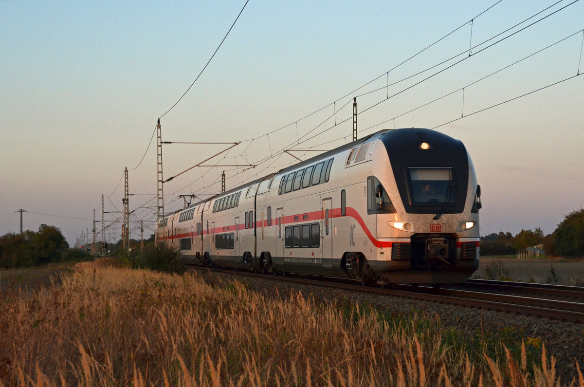 4110 010 rollte im letzten Abendlicht des 20.09.20 als IC 2273 von Berlin kommend durch Gräfenhainichen Richtung Bitterfeld. Der Gruß galt dem entgegenkommenden ICE 1002.