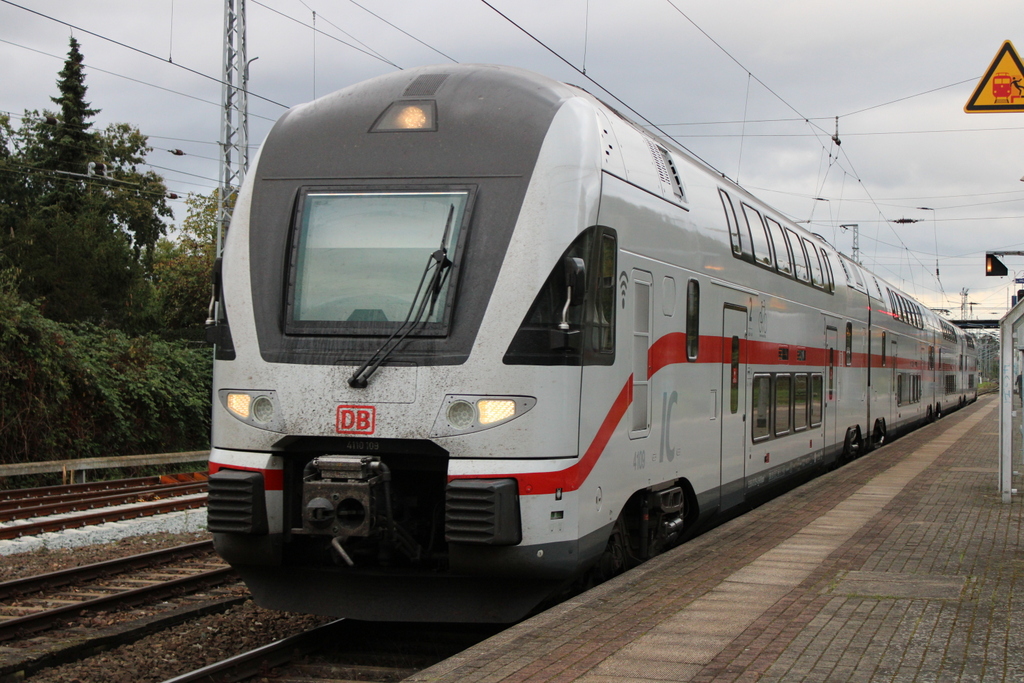 4110 109 als IC 2176 von Dresden nach Warnemünde bei der Durchfahrt gegen 17:50 Uhr in Rostock-Bramow.25.09.2020