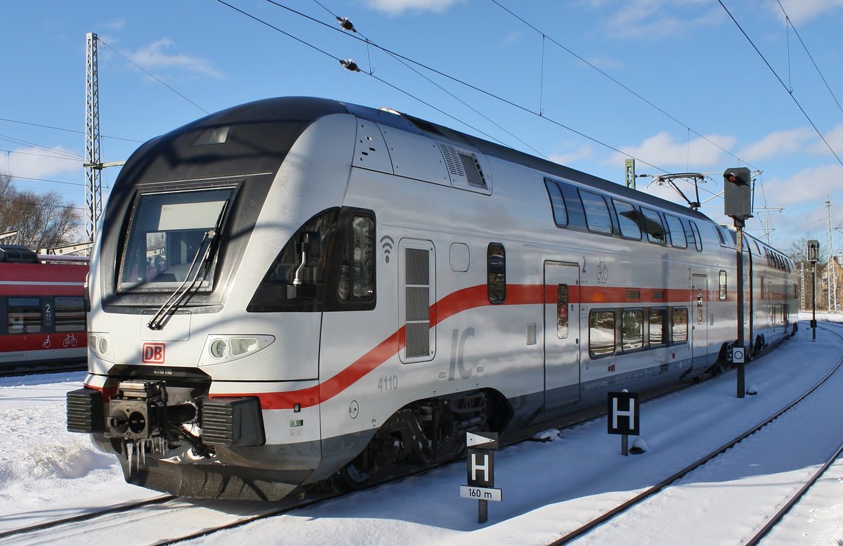 4110 110-2 verlässt am 12.02.2021 als IC2272 von Dresden Hauptbahnhof nach Warnemünde den Rostocker Hauptbahnhof. 