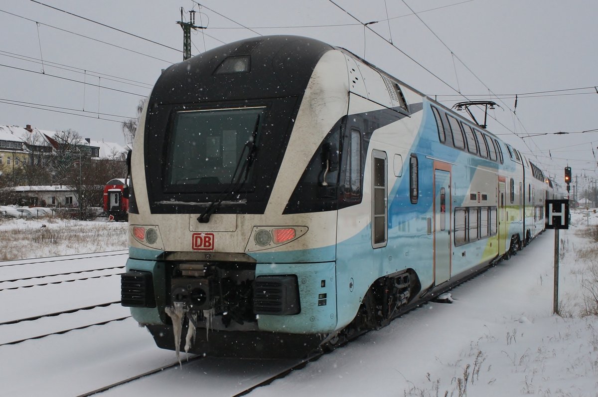 4110 112-8 verlässt am 10.02.2021 als IC2273 von Warnemünde nach Dresden Hauptbahnhof den Rostocker Hauptbahnhof. 