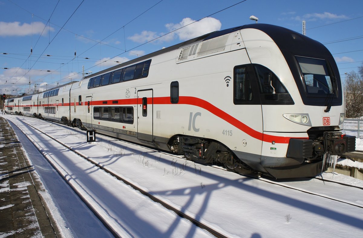 4110 115-1 erreicht am 12.02.2021 als IC2179 von Warnemünde nach Dresden Hauptbahnhof den Rostocker Hauptbahnhof. 