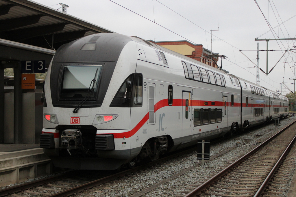 4110 610-1 als IC 94 von Wien Hbf nach Warnemünde kurz vor der Ausfahrt im Rostocker Hbf.03.10.2020