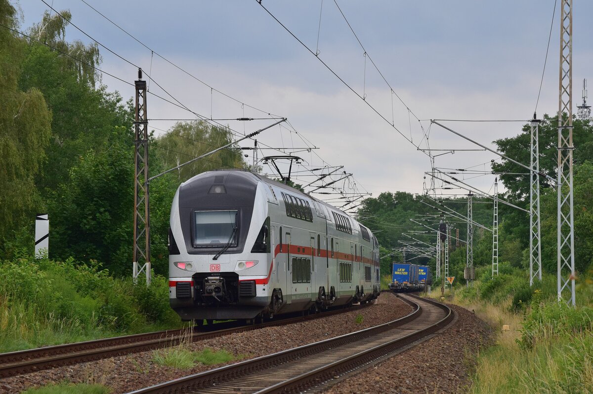 4110 613 setzt bei Blankenfelde auf den Weg zum Flughafen Schönefeld zum überholen an. Während der Güterzug noch warten muss darf 4110 613 dran vorbei.

Blankenfelde 17.07.2020