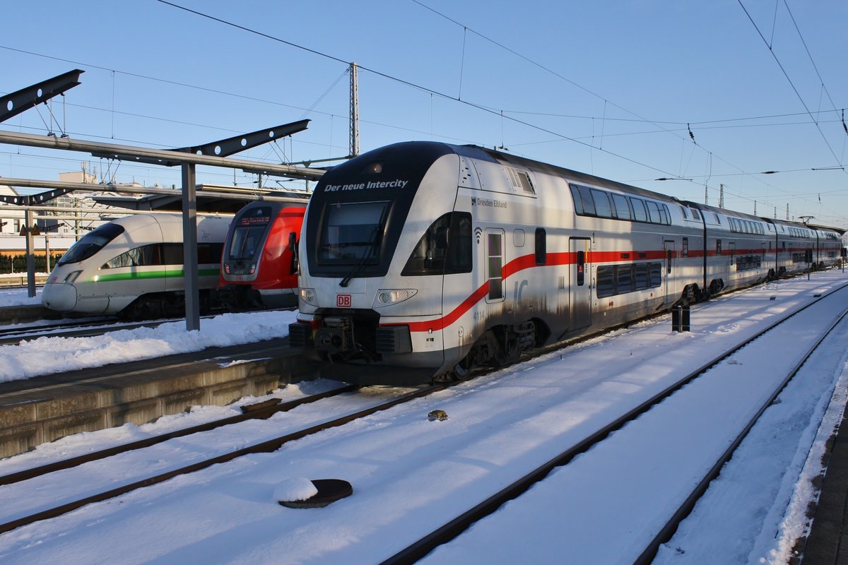 4110 614-3  Dresden Elbland  steht am 14.02.2021 als IC2178 von Dresden Hauptbahnhof nach Warnemünde im Rostocker Hauptbahnhof. Im Hintergrund fährt soeben 411 060-9  Markt Holzkirchen  als ICE1672 von Hamburg Hauptbahnhof nach Stralsund Hauptbahnhof ein.