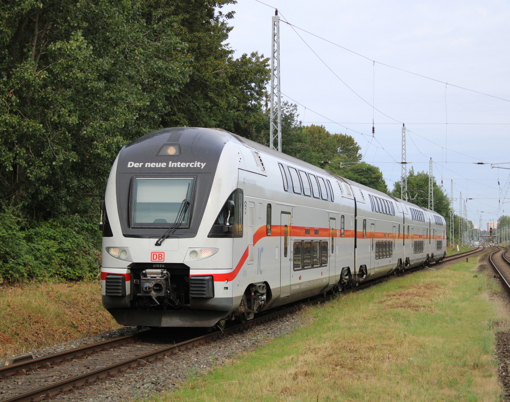 4110 614 Der neue Intercity als IC 2177 von Warnemünde nach Dresden Hbf bei der Durchfahrt in Rostock-Bramow .22.08.2020